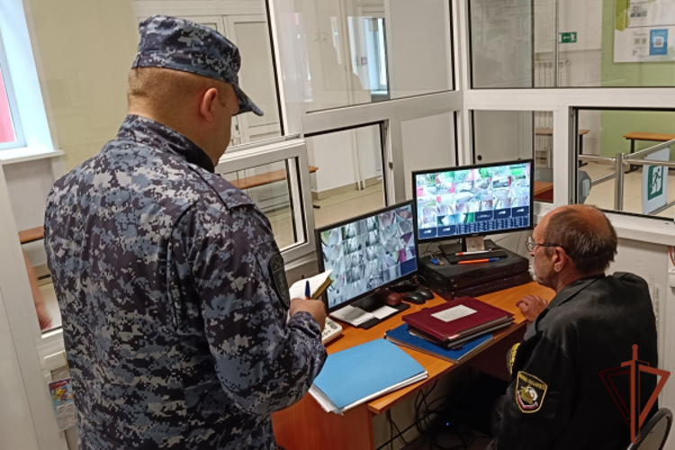 Росгвардейцы проводят проверки образовательных учреждений Сибири перед началом учебного года