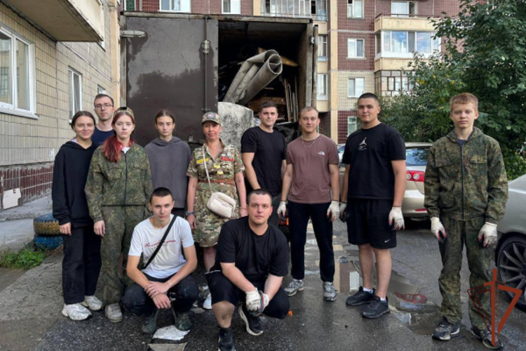 Росгвардейцы оказали помощь семье погорельцев из Томской области 