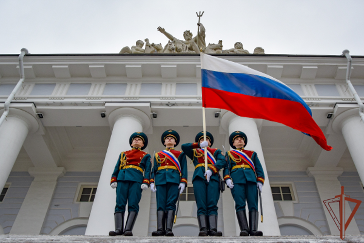 Военнослужащие и сотрудники Северо-Западного округа Росгвардии провели торжественные мероприятия в ознаменование Дня Государственного флага Российской Федерации