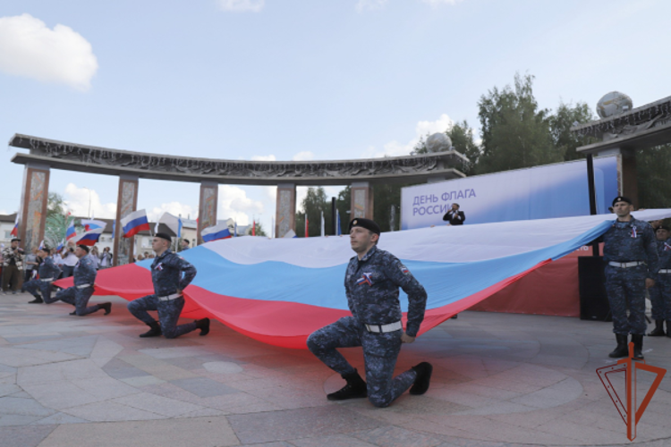 Росгвардейцы на Урале провели патриотические мероприятия в День Государственного флага Российской Федерации 