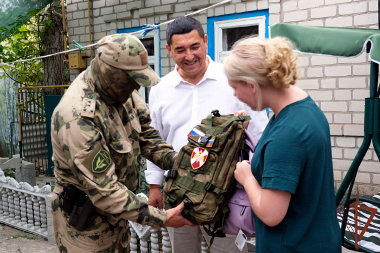 Росгвардейцы приняли участие в акции «Собери ребенка в школу» в Херсонской области