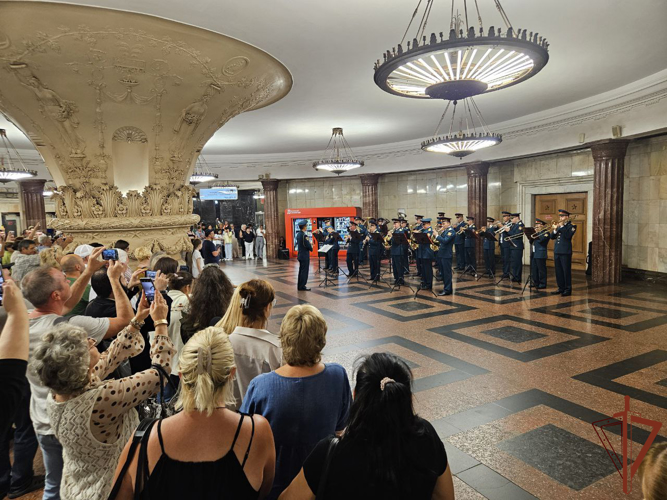 Военный музыканты Росгвардии выступили в московском метрополитене в День Государственного флага России (видео)