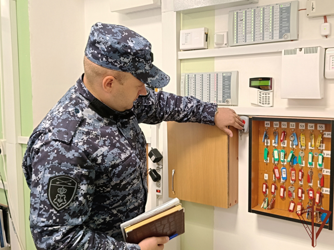 Росгвардейцы проводят проверки образовательных учреждений Сибири перед началом учебного года