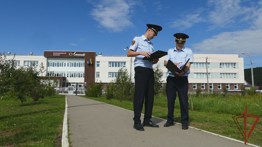 Сотрудники Росгвардии в Сибири принимают участие во всероссийских учениях по безопасности в образовательных организациях