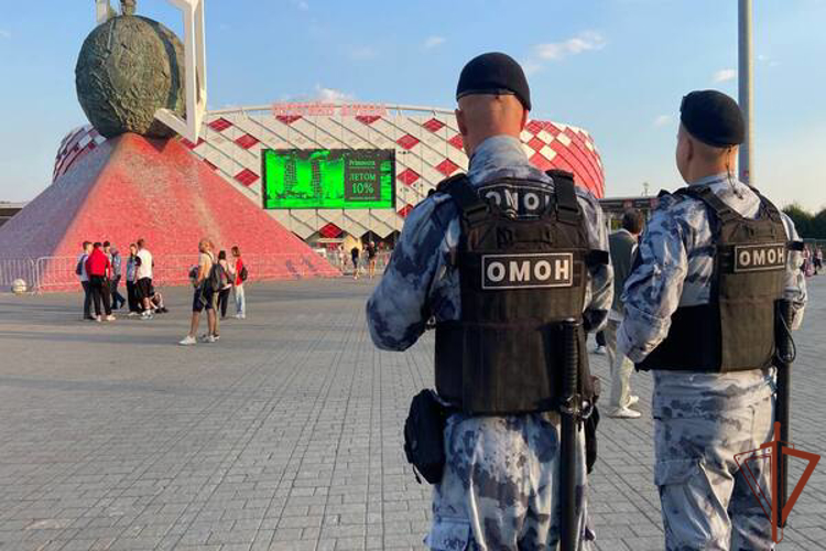 Росгвардейцы обеспечили безопасность футбольного матча Кубка России в Москве