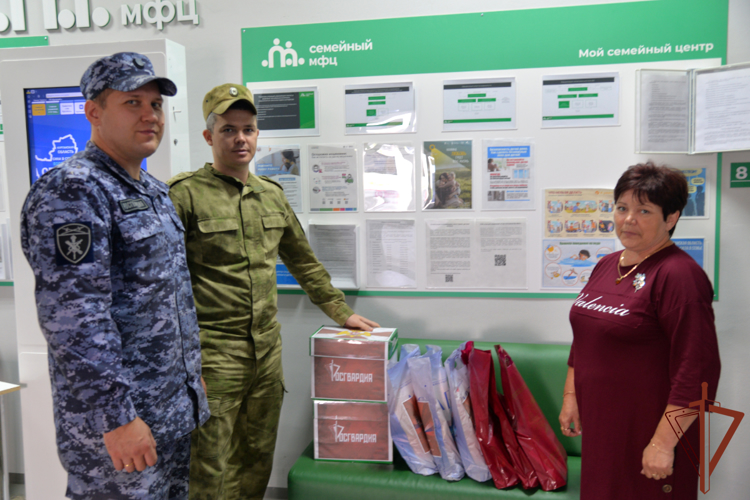 Росгвардейцы на Урале поздравили детей и педагогов с наступающим Днём знаний