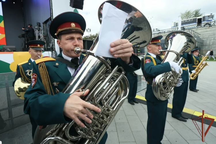 Музыканты Росгвардии поздравили жителей Екатеринбурга с 301-й годовщиной города