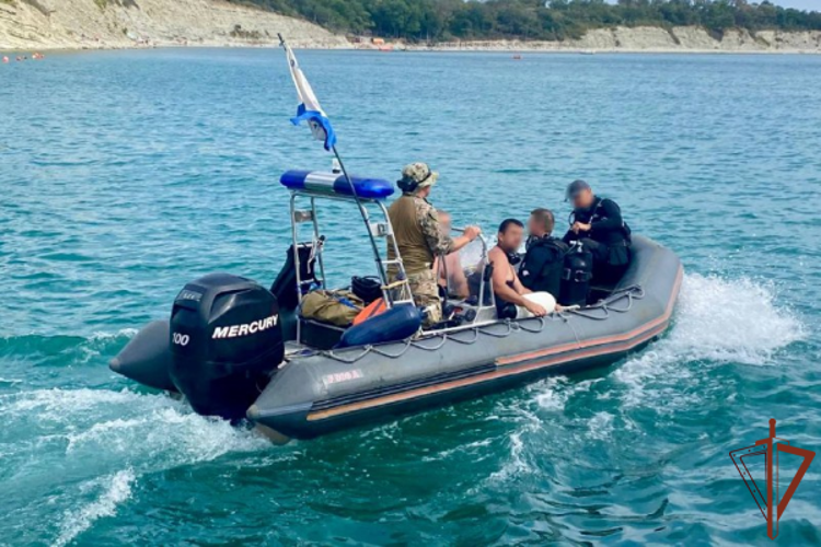 Водолазы Росгвардии в Геленджике спасли оказавшихся в открытом море людей во время шторма