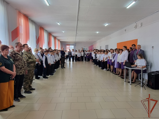 В Свердловской области открыли парту Героя в честь военнослужащего Росгвардии 