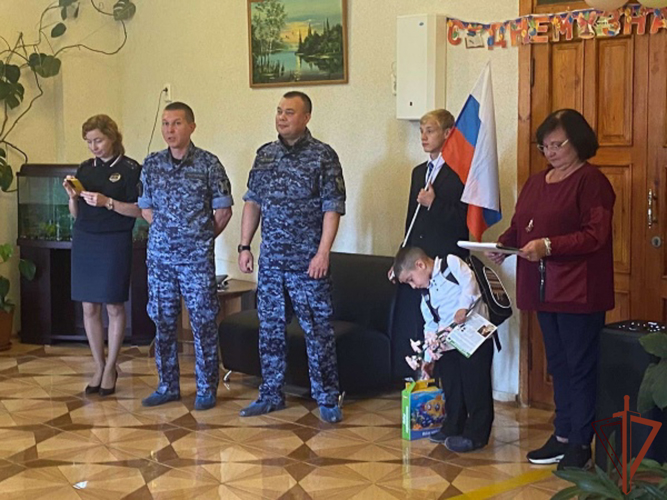 Росгвардейцы поздравили педагогов и учащихся подшефных школ с началом учебного периода на Урале
