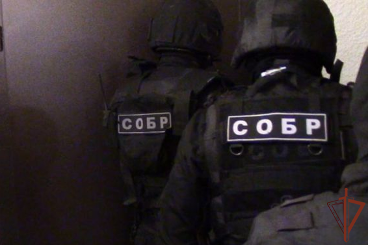 Спецназ Росгвардии в Новосибирске оказал силовую поддержку при задержании подозреваемого в захвате заложников (видео)