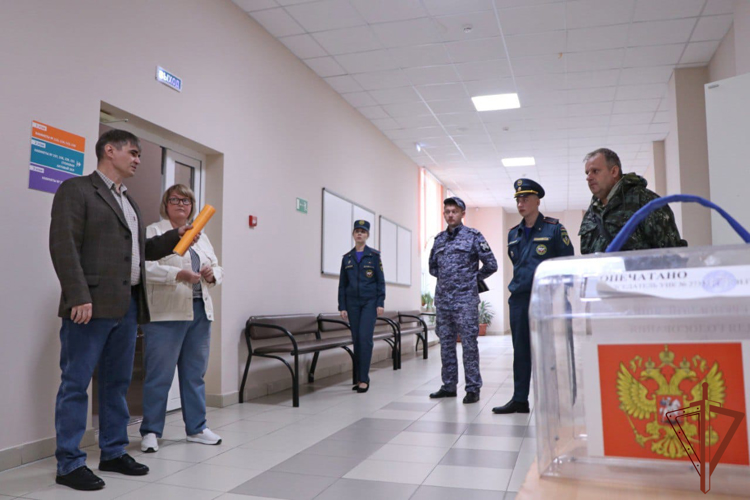 Росгвардия обеспечила безопасность Единого дня голосования на Урале