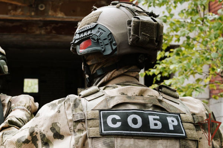 При силовой поддержке сотрудников СОБР Росгвардии в Оренбурге задержаны подозреваемые в мошенничестве