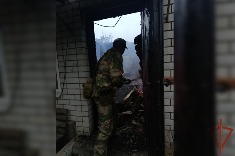 Росгвардейцы, выполняющие задачи в районе СВО, передали гуманитарную помощь пострадавшим от стихийных пожаров жителям ЛНР (видео)