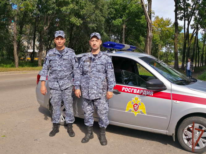 В Биробиджане росгвардейцы вернули матери потерявшегося ребёнка