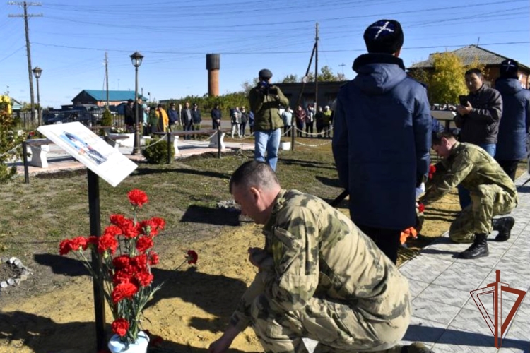 Военнослужащие и сотрудники продолжают проводить уроки патриотического воспитания  на Урале