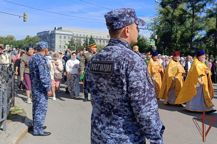 Росгвардейцы обеспечили безопасность общегородского крестного хода в Иркутске