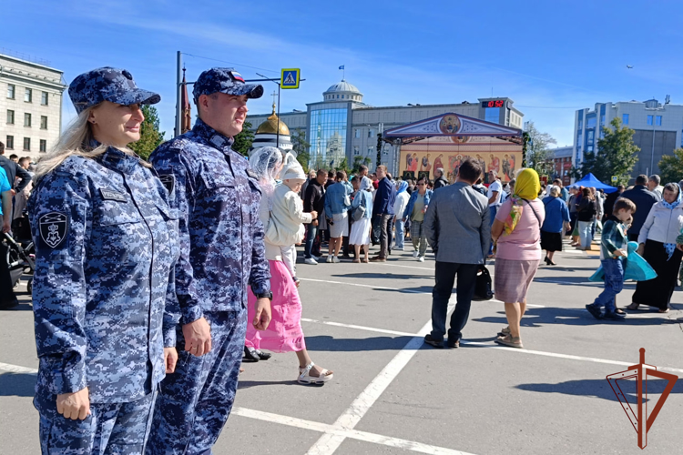 Росгвардейцы обеспечили безопасность общегородского крестного хода в Иркутске