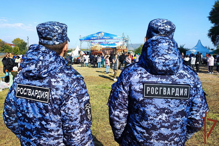 Сотрудники Росгвардии обеспечили безопасность массовых мероприятий в Хакасии
