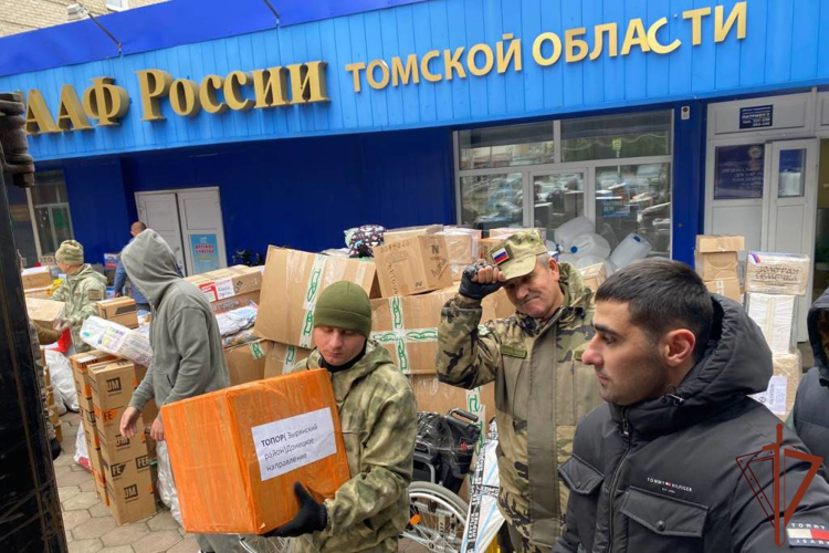 В Томской области росгвардейцы оказали помощь в погрузке гуманитарной помощи на Донбасс