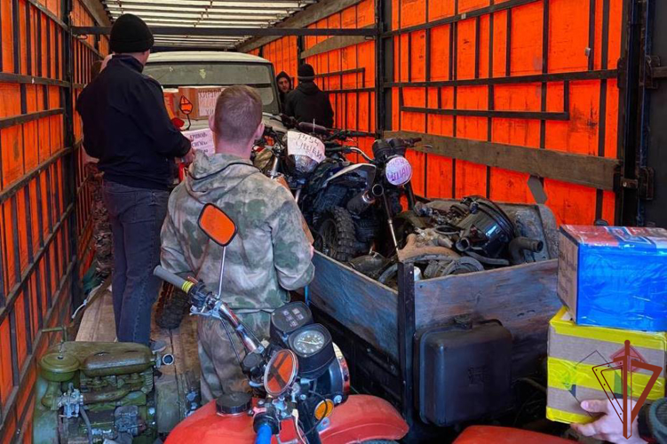 В Томской области росгвардейцы оказали помощь в погрузке гуманитарной помощи на Донбасс