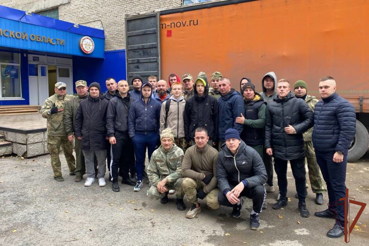 В Томской области росгвардейцы оказали помощь в погрузке гуманитарной помощи на Донбасс
