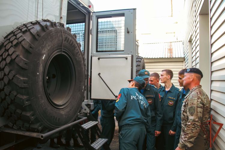 В Сибири росгвардейцы провели патриотические мероприятия для школьников