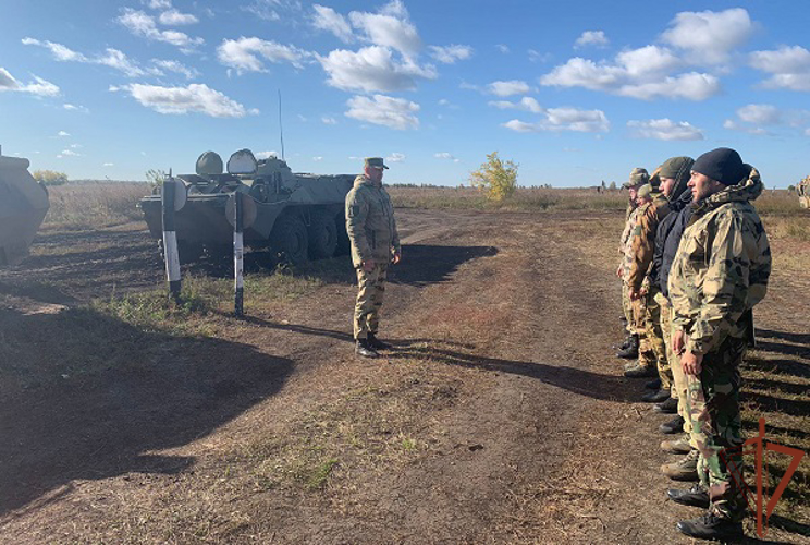 Водители и наводчики БТР завершили курс профессиональной подготовки в Омске