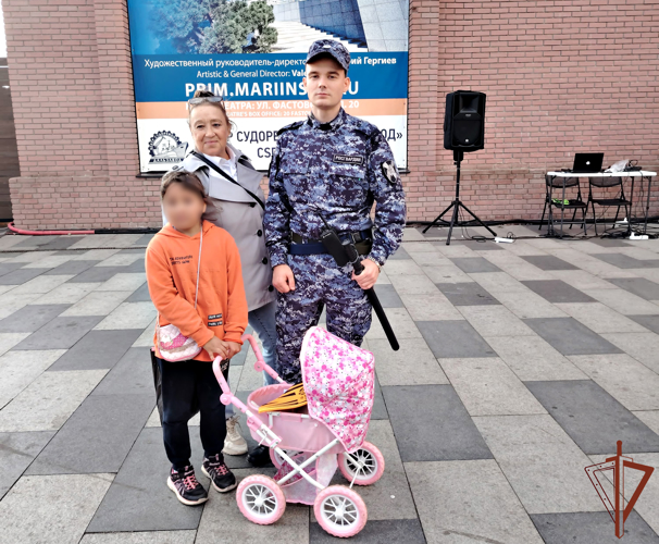Росгвардейцы во Владивостоке на мерпориятии ко Дню тигра помогли родственникам найти потерявшихся детей