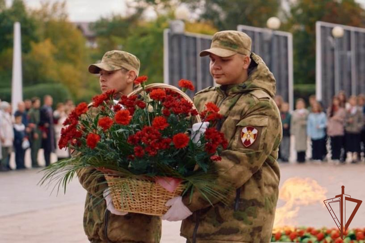 Военнослужащие и сотрудники продолжают проводить уроки патриотического воспитания на Урале