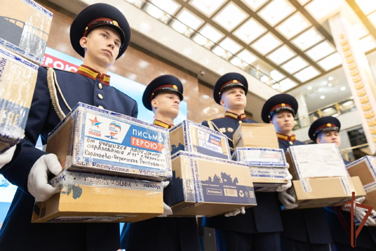 Росгвардии передали более 5000 писем-треугольников для отправки бойцам ведомства в зону СВО (видео)