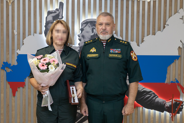 Заместитель директора Росгвардии ‎генерал-полковник Алексей Воробьёв вручил награды офицерам ведомства