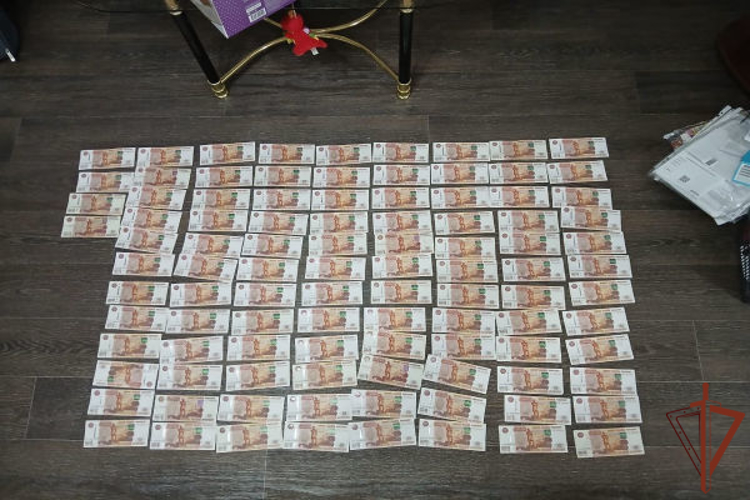При силовой поддержке сотрудников СОБР Росгвардии в Оренбурге задержаны подозреваемые в мошенничестве