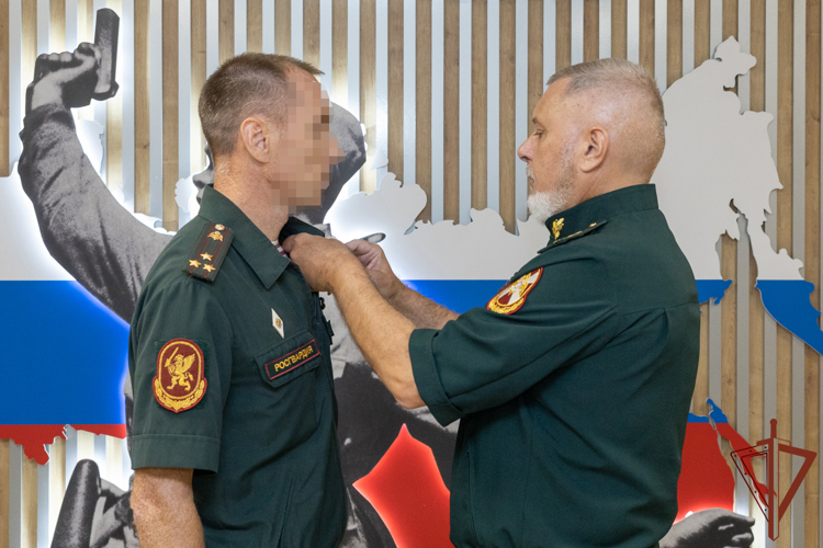 Заместитель директора Росгвардии ‎генерал-полковник Алексей Воробьёв вручил награды офицерам ведомства