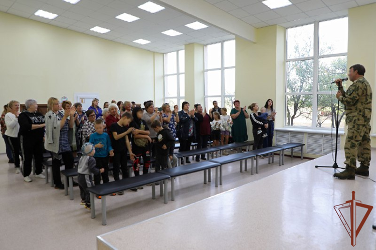 Ко Дню воссоединения новых регионов с Россией росгвардейцы провели праздничные концерты и уроки мужества в ЛНР  (видео)