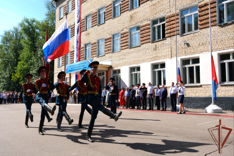 Росгвардейцы поздравили с новым учебным годом учащихся образовательных учреждений в центральный регионах России 