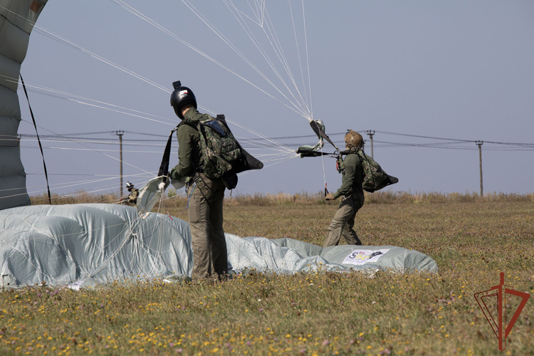 В подразделениях спецназа Росгвардии прошли итоговые сборы по парашютно-десантной подготовке (видео)