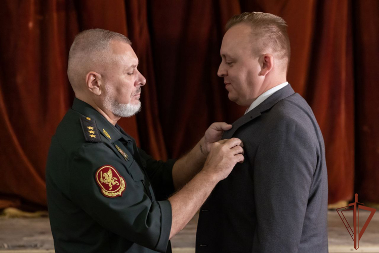Генерал-полковник Алексей Воробьев вручил награды артистам Академического ансамбля Росгвардии (видео)