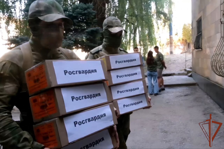 Росгвардейцы, выполняющие задачи в районе СВО, передали гуманитарную помощь пострадавшим от стихийных пожаров жителям ЛНР (видео)