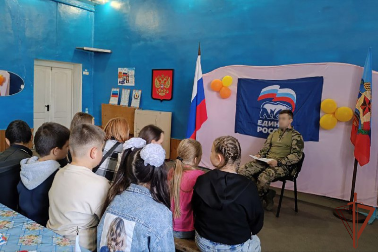 Ко Дню воссоединения новых регионов с Россией росгвардейцы провели праздничные концерты и уроки мужества в ЛНР  (видео)