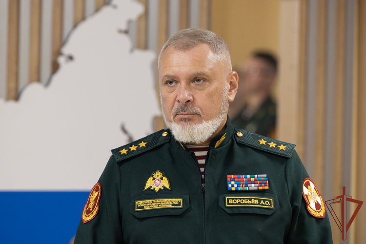Заместитель директора Росгвардии ‎генерал-полковник Алексей Воробьёв вручил награды офицерам ведомства