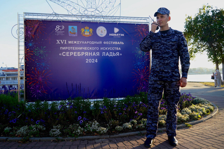 Росгвардейцы обеспечили общественную безопасность во время проведения межрегионального фестиваля фейерверков в Костроме