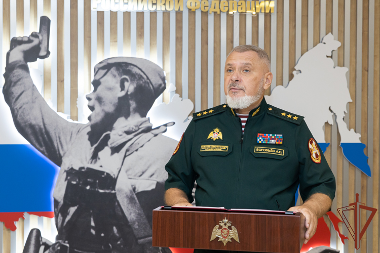 Заместитель директора Росгвардии ‎генерал-полковник Алексей Воробьёв вручил награды офицерам ведомства