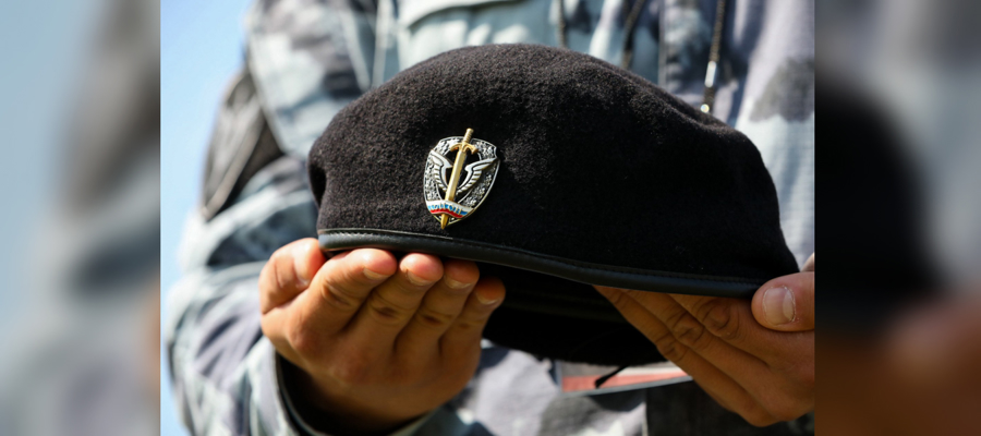 Сотрудники СОБР и ОМОН Росгвардии прошли испытания на право ношения знака отличия полицейского спецназа (видео)