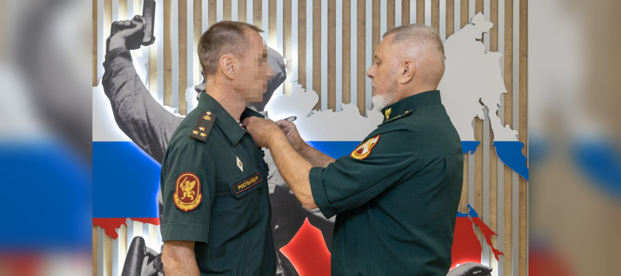 Заместитель директора Росгвардии ‎генерал-полковник Алексей Воробьёв вручил награды офицерам ведомства