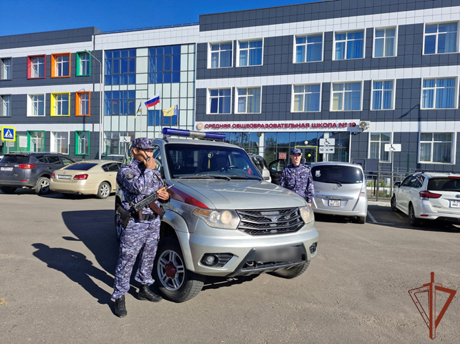 Сотрудники Росгвардии в дальневосточных регионах страны поздравили учеников подшефных классов с Днем знаний 