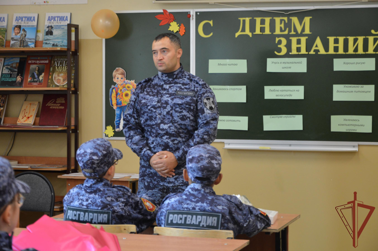 Сотрудники Росгвардии в дальневосточных регионах страны поздравили учеников подшефных классов с Днем знаний 