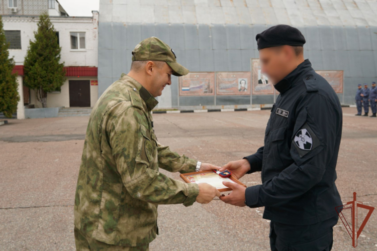 Заместитель командующего Центральным округом  Росгвардии вручил ведомственные награды отличившимся росгвардейцам в Брянске