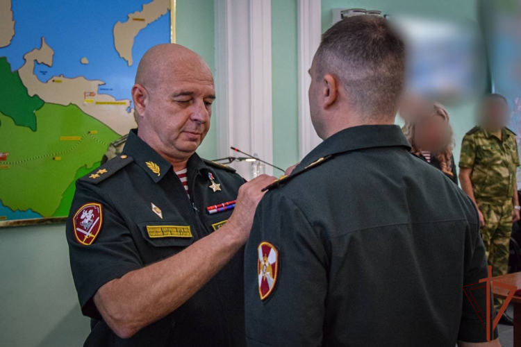 Командующий Северо-Западным округом вручил госнаграды росгвардейцам - участникам СВО