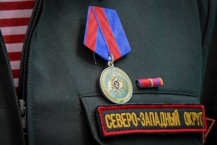 Командующий Северо-Западным округом вручил госнаграды росгвардейцам - участникам СВО